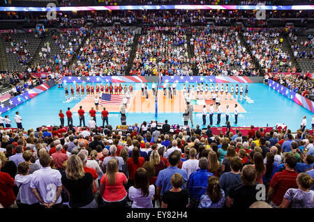 Omaha, NE USA. 23 Luglio, 2015. Il Team USA e Team Italia durante le cerimonie pregame prima della loro 2015 FIVB femminile di pallavolo World Grand Prix finali corrispondono a CenturyLink Center di Omaha, NE.USA ha vinto 25-17, 25-14, 15-25, 25-18. Credito: Cal Sport Media/Alamy Live News Foto Stock