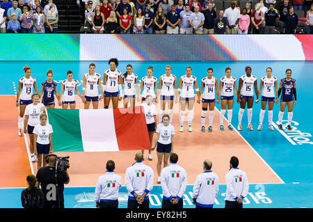 Omaha, NE USA. 23 Luglio, 2015. Team Italia durante le cerimonie pregame prima un 2015 FIVB femminile di pallavolo World Grand Prix Finals match contro gli Stati Uniti al centro CenturyLink in Omaha, NE.USA ha vinto 25-17, 25-14, 15-25, 25-18. Credito: Cal Sport Media/Alamy Live News Foto Stock