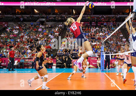 Omaha, NE USA. 23 Luglio, 2015. Stati Uniti centro blocker Christa Dietzen #13 con un tentativo di uccidere in azione durante una 2015 FIVB femminile di pallavolo World Grand Prix Finals match tra Italia e Stati Uniti al centro CenturyLink in Omaha, NE.USA ha vinto 25-17, 25-14, 15-25, 25-18. Credito: Cal Sport Media/Alamy Live News Foto Stock