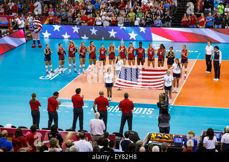 Omaha, NE USA. 23 Luglio, 2015. Il Team USA durante le cerimonie pregame prima un 2015 FIVB femminile di pallavolo World Grand Prix Finals match contro l'Italia al centro CenturyLink in Omaha, NE.USA ha vinto 25-17, 25-14, 15-25, 25-18. Credito: Cal Sport Media/Alamy Live News Foto Stock