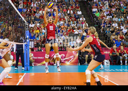 Omaha, NE USA. 23 Luglio, 2015. Stati Uniti setter Molly Kreklow #18 in azione durante una 2015 FIVB femminile di pallavolo World Grand Prix Finals match tra Italia e Stati Uniti al centro CenturyLink in Omaha, NE.USA ha vinto 25-17, 25-14, 15-25, 25-18. Credito: Cal Sport Media/Alamy Live News Foto Stock