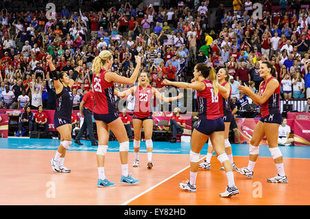 Omaha, NE USA. 23 Luglio, 2015. Il Team USA celebra il punto finale del quarto set durante i loro 2015 FIVB femminile di pallavolo World Grand Prix Finals match tra Italia e Stati Uniti al centro CenturyLink in Omaha, NE.USA ha vinto 25-17, 25-14, 15-25, 25-18. Credito: Cal Sport Media/Alamy Live News Foto Stock