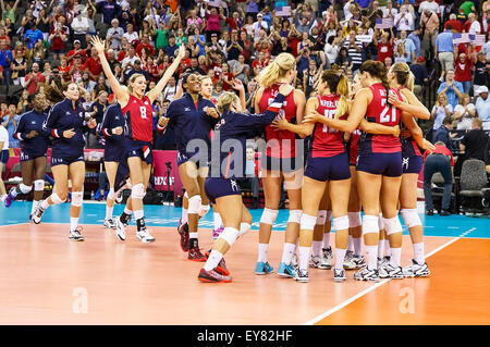 Omaha, NE USA. 23 Luglio, 2015. Il Team USA celebra il punto finale del quarto set durante i loro 2015 FIVB femminile di pallavolo World Grand Prix Finals match tra Italia e Stati Uniti al centro CenturyLink in Omaha, NE.USA ha vinto 25-17, 25-14, 15-25, 25-18. Credito: Cal Sport Media/Alamy Live News Foto Stock