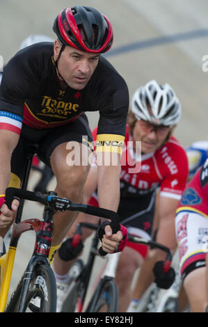 Rock Hill, South Carolina, Stati Uniti d'America. 23 Luglio, 2015. CHRIS KNETSCHE di Concord North Carolina combatte il suo modo attraverso il campo per prendere la medaglia di bronzo nella uomini scratch della corsa 50-54 durante gli Stati Uniti Ciclismo Masters via Campionati Nazionali al velodromo giordana in Rock Hill nella Carolina del Sud. Credito: ZUMA Press, Inc./Alamy Live News Foto Stock