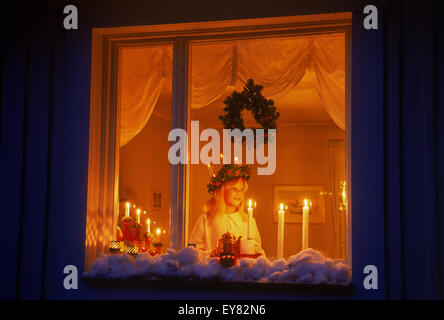 Dicembre xiii in Svezia è Santa o Saint Lucia giorno quando i bambini coronets usura delle candele Foto Stock