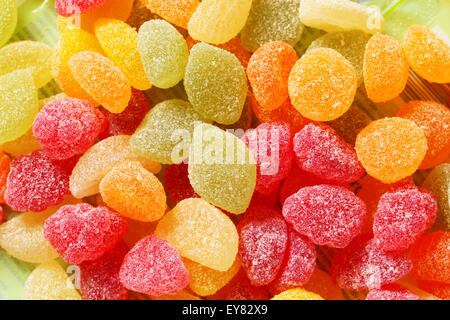 Frutta a forma di caramella gommosa rivestite di zucchero semolato Foto Stock