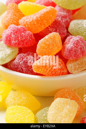 Frutta a forma di caramella gommosa rivestite di zucchero semolato Foto Stock
