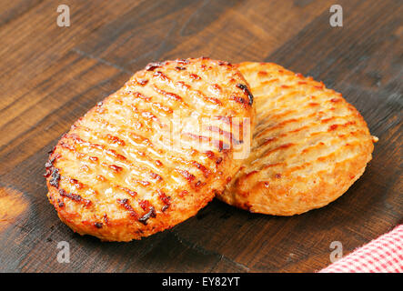 Pan fried gli hamburger sul bordo di taglio Foto Stock