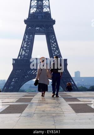 Giovane a camminare verso la Torre Eiffel al Palais de Chaillot a Trocadero a Parigi Foto Stock