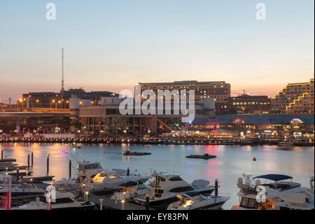 Scena notturna di Darling Harbour, adiacente al centro della città di Sydney e anche un luogo ricreativo nella centrale di Sydney Foto Stock