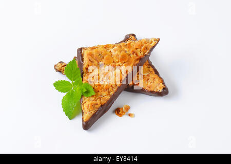 Il dado triangoli immersi nel cioccolato fondente Foto Stock