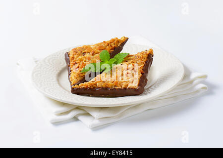 Il dado triangoli immersi nel cioccolato fondente Foto Stock