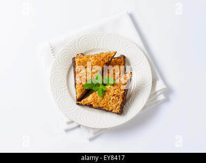 Il dado triangoli immersi nel cioccolato fondente Foto Stock