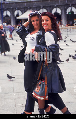 Le persone e i piccioni in Piazza San Marco o Piazza San Marco a Venezia Italia Foto Stock