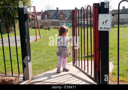 Il Toddler apertura porta giochi Foto Stock