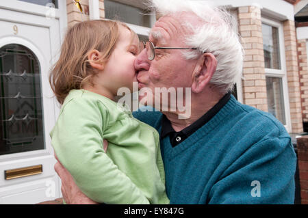 Bambina tenuto da uomo anziano Foto Stock