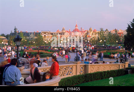 Euro Disneyland o a Eurodisney a Euro Disney Resort vicino a Parigi con la strada principale e turistiche negozi e bus nella luce del tramonto Foto Stock