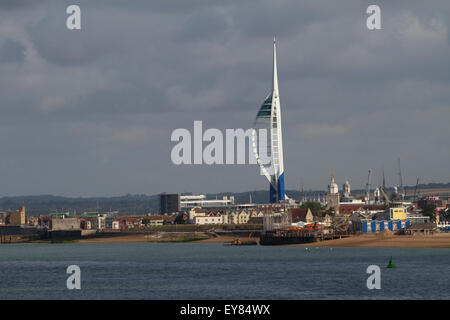 La Spinnaker Tower come visto da un traghetto. Portsmouth. Regno Unito Foto Stock