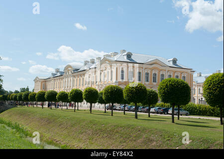 In 1736, Rundale Palace nel sud della Lettonia è stato commissionato da Ernst Johann Biron, duca di Courland, come una residenza estiva. Foto Stock