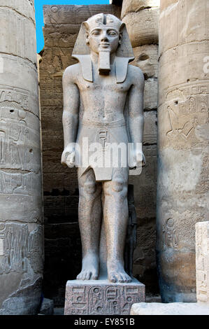 Luxor, Egitto. Tempio di Luxor: una gigantesca statua del faraone Ramses II (1303-1212 a.C.) nel cortile. Foto Stock