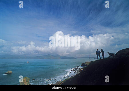 Guardando indietro al Golden Gate Bridge e la Cina spiaggia da Lands End dove l'Oceano Pacifico arriva per soddisfare la Baia di San Francisco Foto Stock