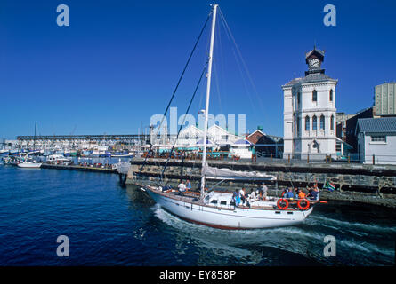 Barca a vela lasciando bacino di Victoria a Cape Town, Sud Africa Foto Stock