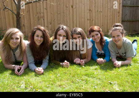 Felice gruppo di ragazze adolescenti che giace sulle loro fronti Foto Stock