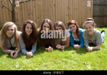 Felice gruppo di ragazze adolescenti che giace sulle loro fronti Foto Stock