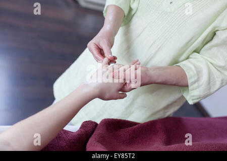 Giovane donna ricevere trattamento shiatsu Foto Stock