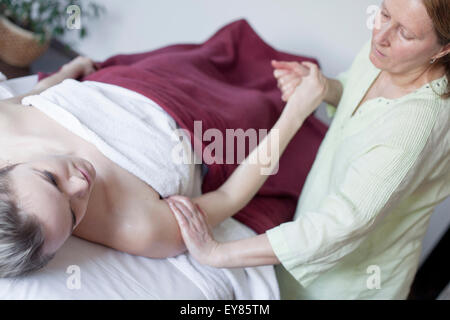 Giovane donna ricevere trattamento shiatsu Foto Stock