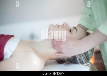 Giovane donna ricevere trattamento shiatsu Foto Stock