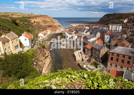 Staithes, North Yorkshire, Inghilterra, Regno Unito Il 23 luglio 2015. Il sole di giorno e le alte temperature di 19C nel pittoresco villaggio di pescatori di Staithes sulla North Yorkshire costa. Staithes più famoso residente è stato il capitano James Cook che vivevano nel villaggio mentre lavora come un grande magazzino di alimentari apprendista nel 1745-46 prima di muoversi verso il vicino a Whitby per entrare a far parte della Royal Navy Credito: Mark Richardson/Alamy Live News Foto Stock