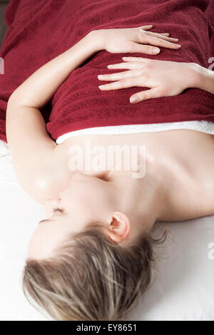 Giovane donna Relax nella Spa Foto Stock