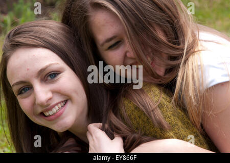 Ritratto di due ragazze adolescenti ridere Foto Stock