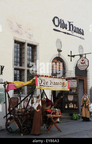Ristorante Olde Hansa in Vanaturu Kael con cameriere in costumi medievali, Tallinn, Estonia Foto Stock