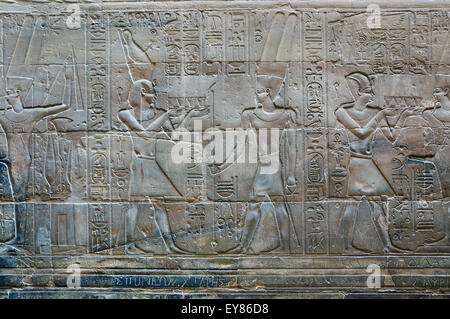 Luxor, Egitto. Tempio di Luxor: Alessandro il Grande incensa dèi Foto Stock