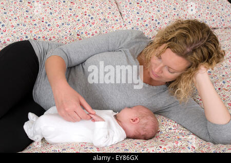 Mamma coccole suo neonato Foto Stock