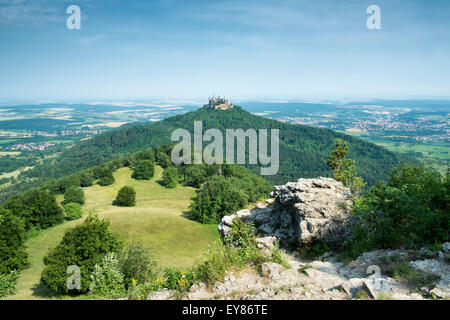 Vista dal punto di vedetta Zeller avvisatore acustico attraverso il Zollernalb con Hohenzollern Castello, quartiere Zollernalb, Baden-Württemberg Foto Stock