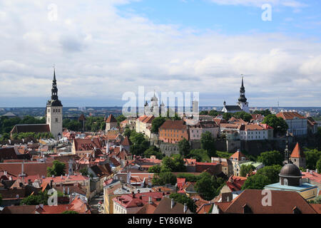 Città alta con la Cattedrale Alexander Nevsky, Aleksander Nevski Katedraal e Dom Toomkirik, inferiore della città con la Chiesa di San Nicola e San Foto Stock