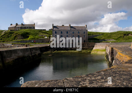 Storico Porto Keiss con Keiss casa in distanza, Caithness in Scozia Foto Stock