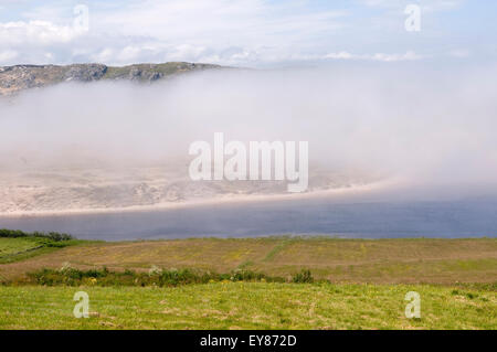 Nebbia di rotolamento proveniente da sopra il paesaggio sulla costa nord della Scozia Foto Stock