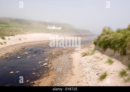 Fiume che scorre verso il basso e verso la Sandside Bay, Reay, Caithness in Scozia Foto Stock