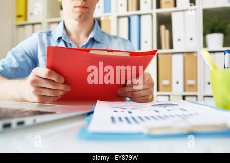 Imprenditore azienda red cartella su workplace Foto Stock