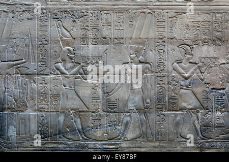 Luxor, Egitto. Tempio di Luxor: Alessandro il Grande incensa dèi Foto Stock