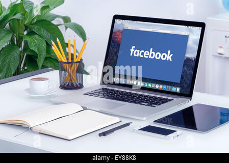 Varna, Bulgaria - 29 Maggio 2015: Facebook nuovo logo su Apple MacBook Pro con scheda aperta nel browser Safari che si trova sulla scrivania in ufficio. Foto Stock