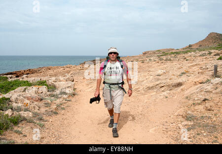 Un viandante con la Cami de Cavalls sentiero sabbioso a Binimel-La sull isola di Minorca spagna Foto Stock