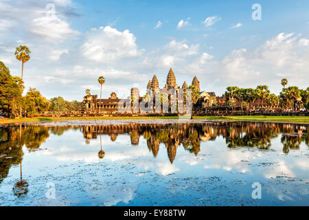 Punto di riferimento della Cambogia Angkor Wat con la riflessione in acqua sul tramonto. Siem Reap, Cambogia Foto Stock