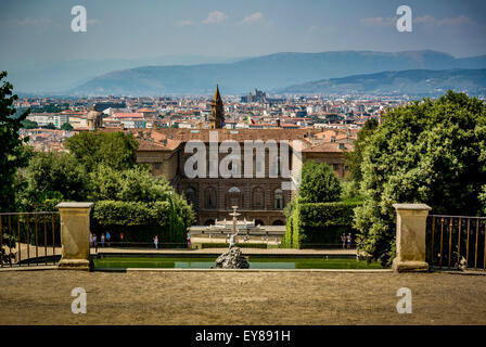 Fontana del Nettuno nel Giardino di Boboli con sullo sfondo Palazzo Pitti, Firenze, Italia. Foto Stock