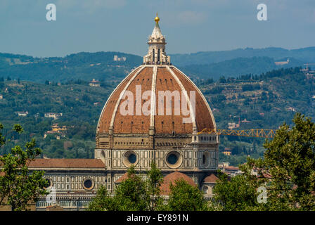Duomo di Firenze con i turisti sulla piattaforma di osservazione lanterna. Firenze, Italia. Foto Stock