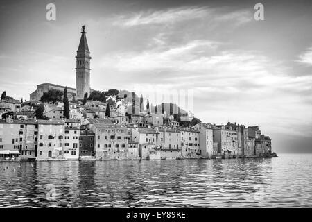 Una vista del nucleo storico della città con la Santa Eufemia chiesa e torre campanaria al tramonto a Rovigno Croazia. Foto Stock